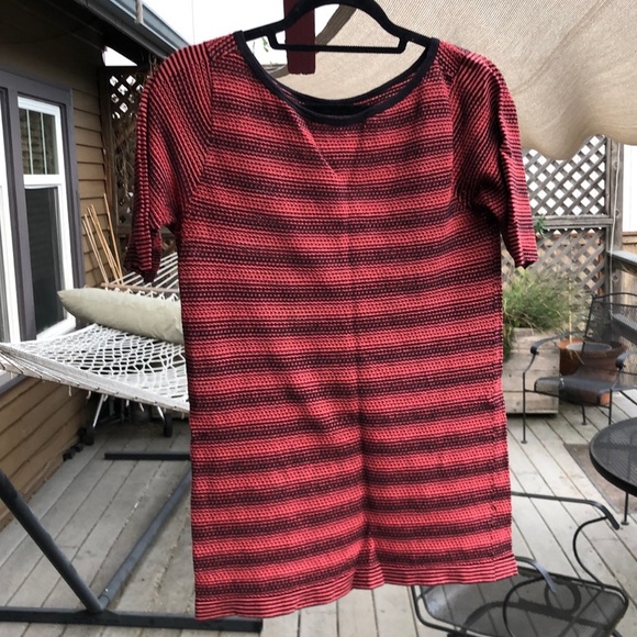 Athleta Tops - Athleta XL seamless coral & black fishnet sorta T